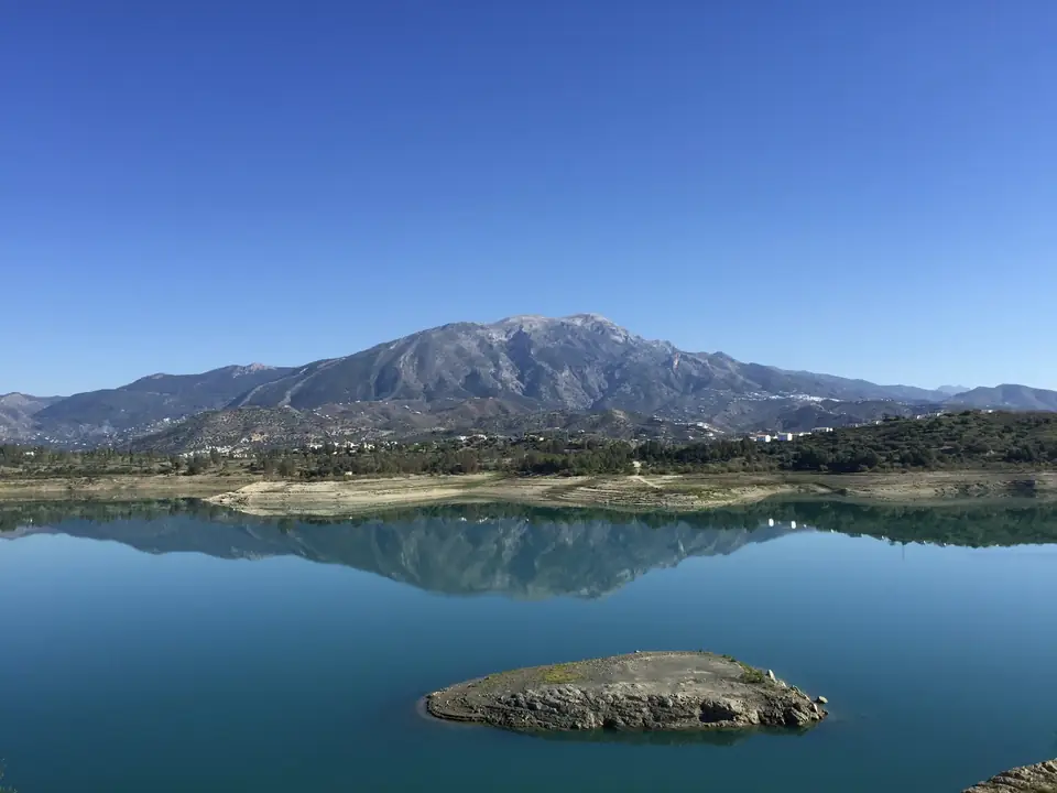 Embalse de La Viñuela con La Maroma reflejada en el agua